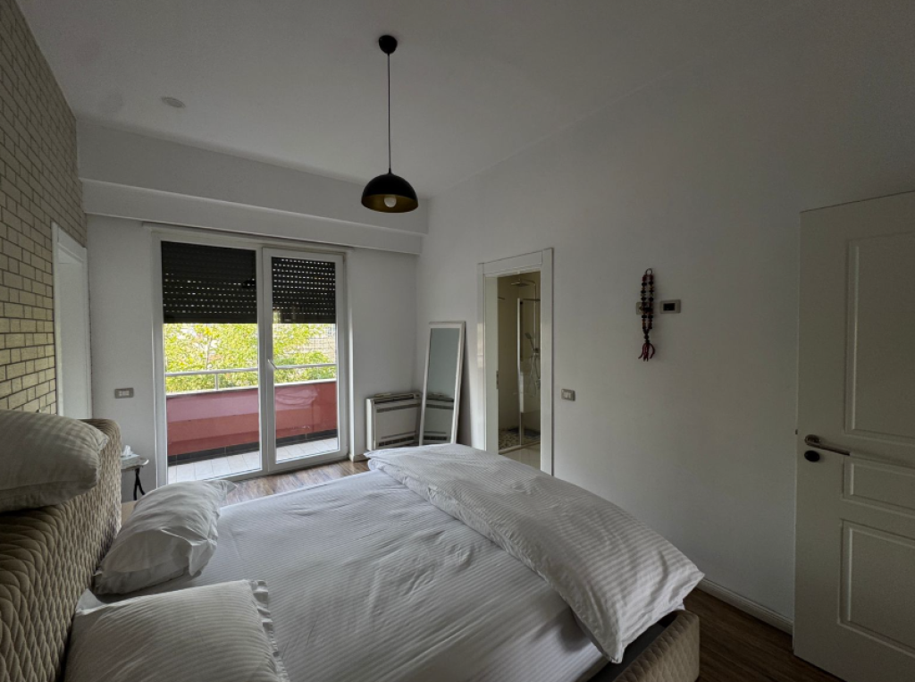 🏡 SHITET APARTAMENT LUKSOZ 2+1+2 – PRANË LIQENIT ARTIFICIAL, RR. “SAMI FRASHËRI”