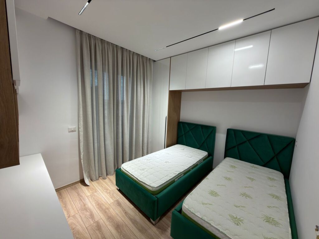Komuna e Parisit Jepet apartament me qira 2+1