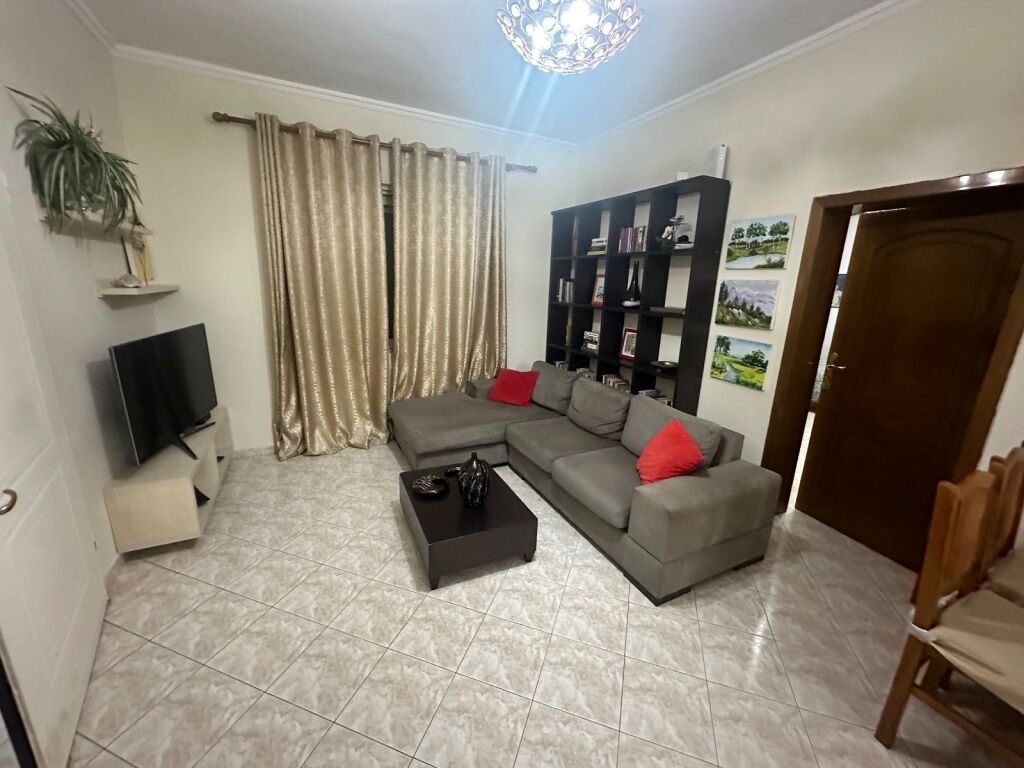 Ofrojme per qira apartament ne shtepi private 3+1+2 WC te Myslym Shyri