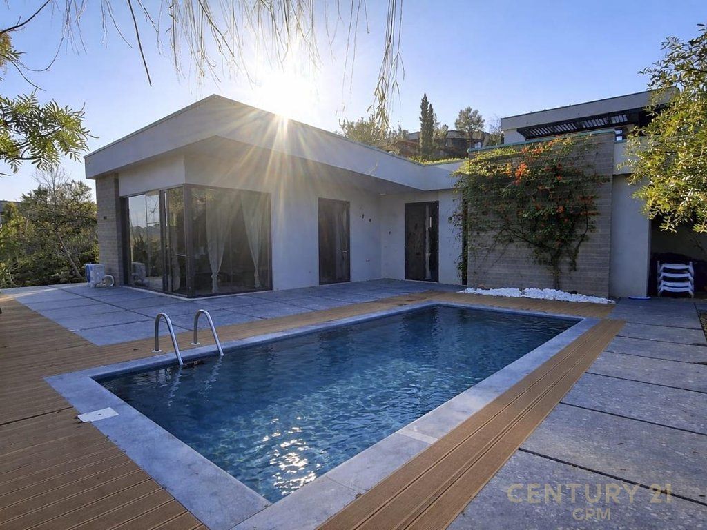 Vilë në shitje me pamje nga deti tek Kepi i Rodonit