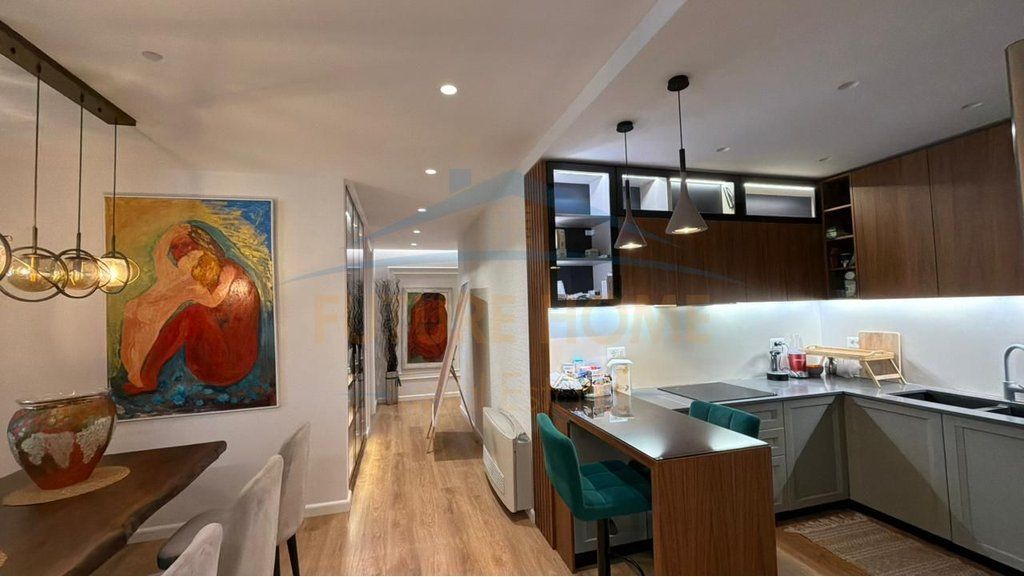 Appartamento 3+1+2+2 posti auto in vendita Via Elbasan