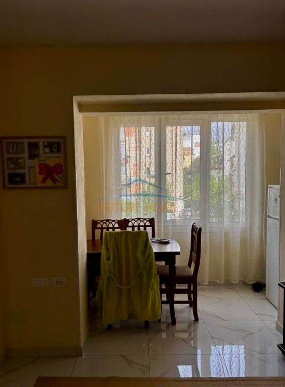Qera, Apartament 1+1, Shkolla e Bashkuar,Tiranë 400 €