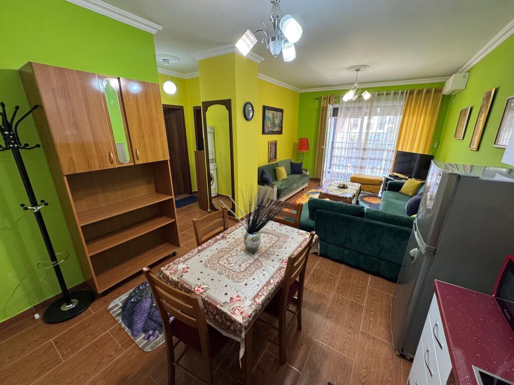 Jepet me qira 1+1 – 21 Dhjetori, Rruga Frosina Plaku  Apartament 1+1, 71 m², kati i parë banim në pallat me 2 ashensorë. 📍 Vendndodhje e mirë dhe e aksesueshme.  💶 Qira: 500 €/muaj ❗ Administrimi, dritat dhe uji paguhen veçmas.