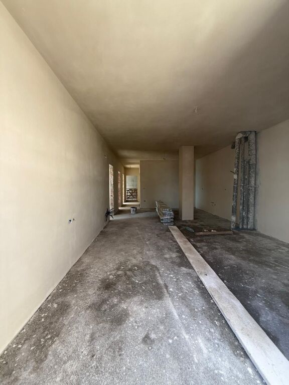 Apartament 2+1 per shitje tek White Tower tek Komuna e Parisit.