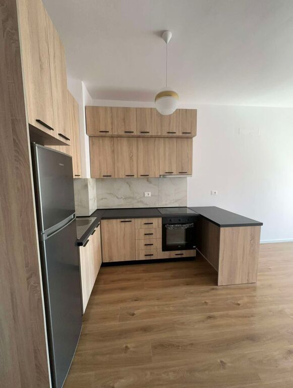 Jepet me qira afatgjate apartament 1+1, i sapo perfunduar, 50 m², ne zonen e Mangalem 21, Ali Demi.  ☀️ Orientim jug-perendim 🏢 Kati i 5 me 2 ashensore 🛋️ Pjeserisht i mobiluar 🍽️ Apartamenti disponon kondrabufe, sobe, lavatrice dhe frigorifer.  💰 Cmimi: 35,000 leke / muaj  Per me shume informacion ose vizite, kontaktoni ne privat