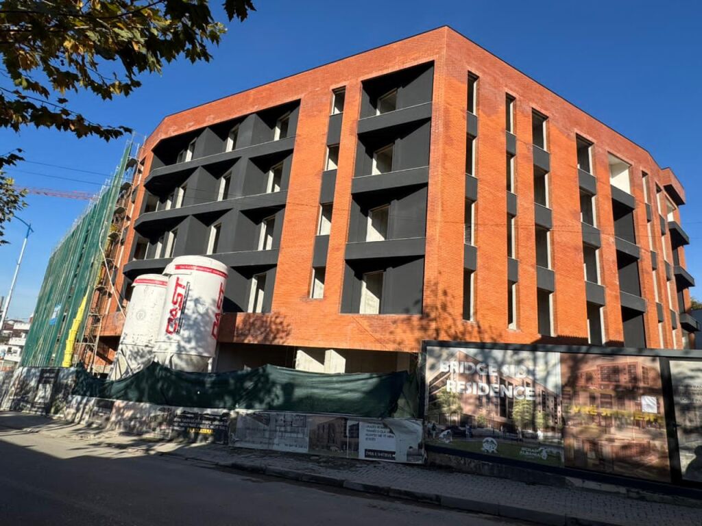 🏢 Shitet Apartament 2+1 – Bridge Side Residence, Babrru