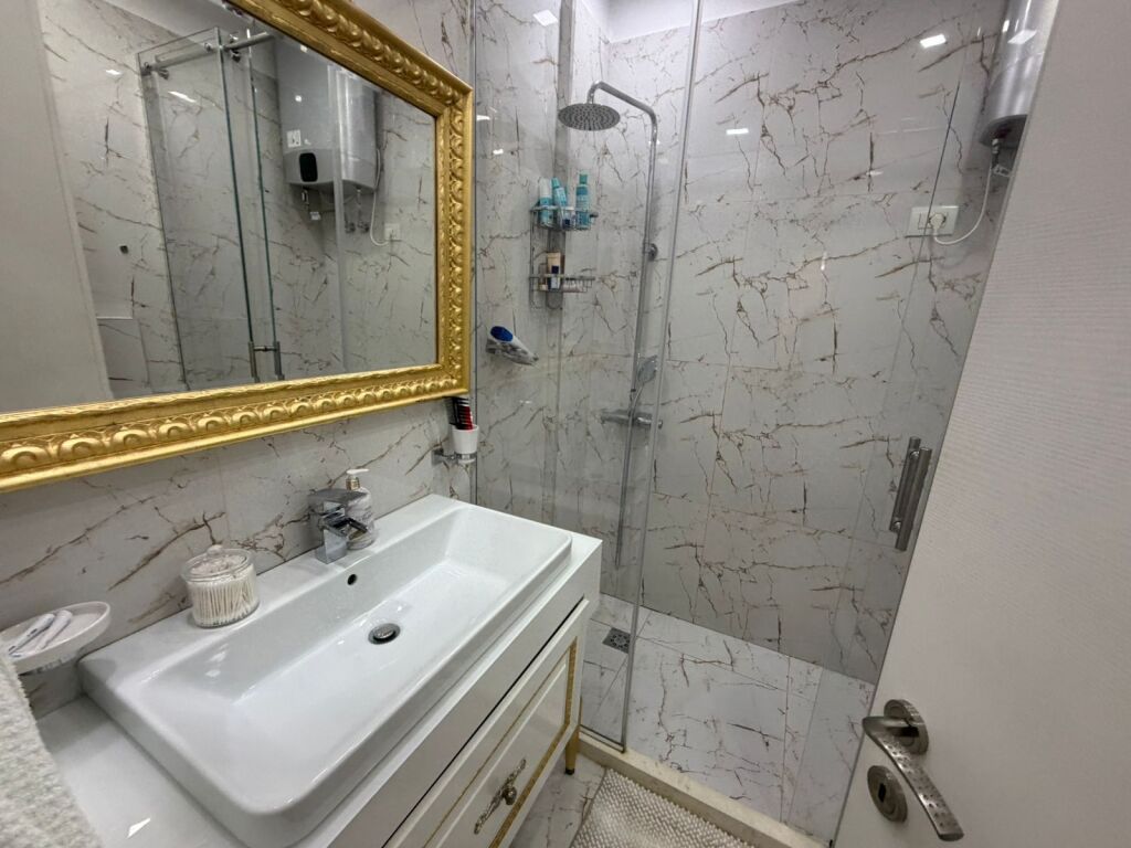 Shitet apartament 2+1 pranë Liqenit të Thatë