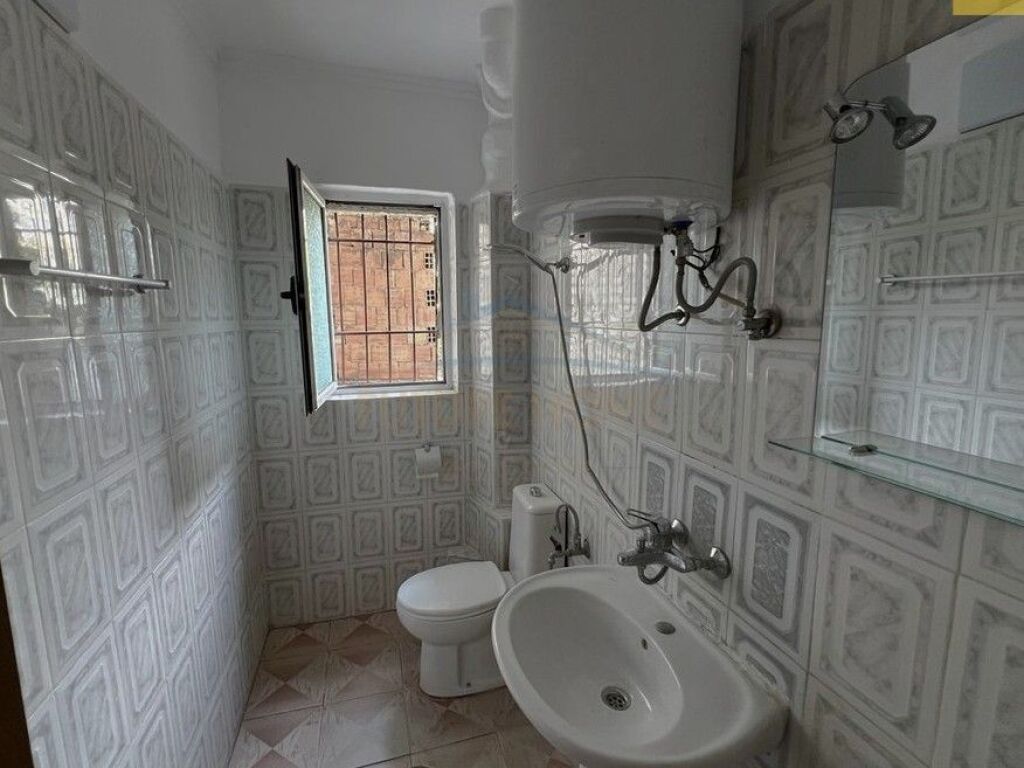 Vendesi in vendita 1+1 in Ali Dem