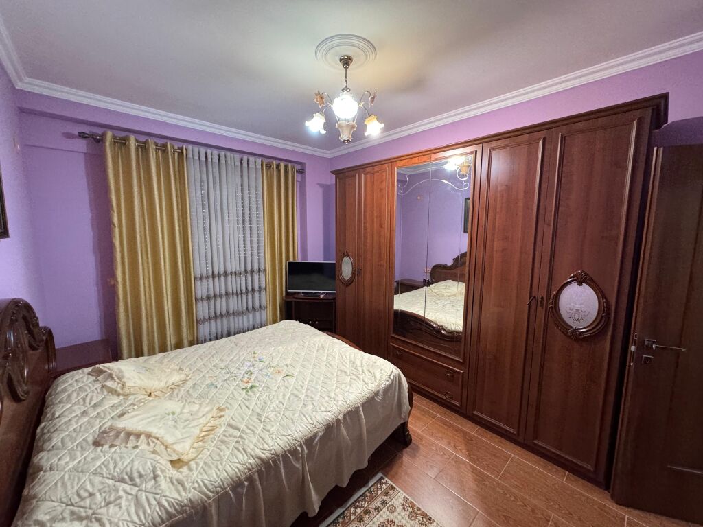 Jepet me qira 1+1 – 21 Dhjetori, Rruga Frosina Plaku  Apartament 1+1, 71 m², kati i parë banim në pallat me 2 ashensorë. 📍 Vendndodhje e mirë dhe e aksesueshme.  💶 Qira: 500 €/muaj ❗ Administrimi, dritat dhe uji paguhen veçmas.