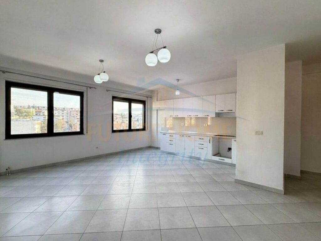 Shitet, Apartament 2+1+2, Ish Tregu Elektrik, Tiranë.