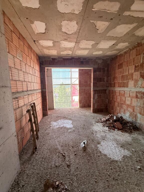 Apartamenti 2+1 per shitje prane Shkolles Kuqe dhe Gjimnazit Partizani