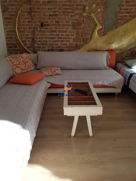 JEPET ME QERA GARSONJIERE 1+1 "AFER ME HOTEL THEATRO, RRUGA MIHAL DRURI, QENDER" 500 EURO