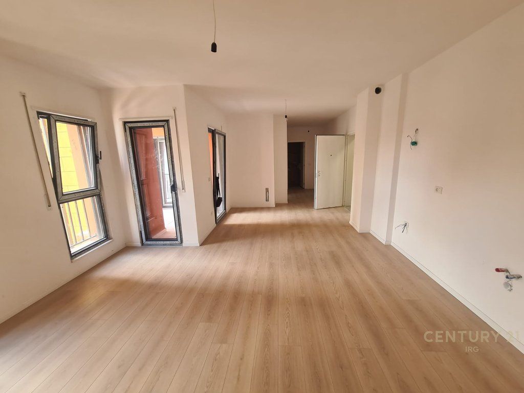 APARTAMENT 2+1 TEK SHKOLLA E KUQE!