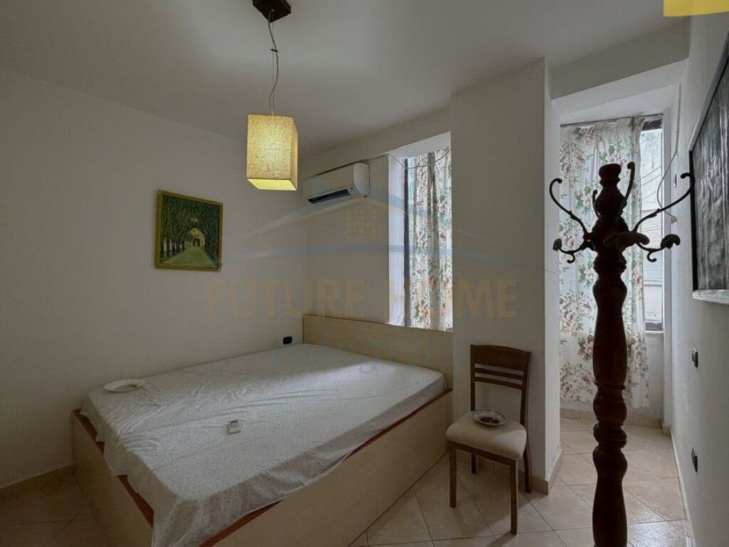 Shitet, Apartament 2+1+2, Tregu Elektrik, Tiranë.