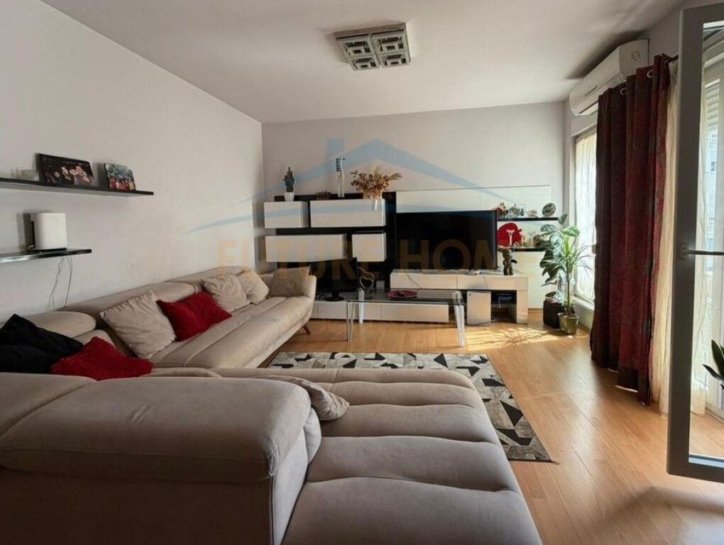 Shitet, Apartament 2+1+2+ Post Parkimi, Rruga Frosina Plaku, Tiranë