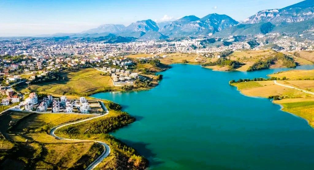 Apartament 2+1+2 – Pamje Magjike nga Liqeni i Farkës! Çmim Klering! Pagesë me këste!