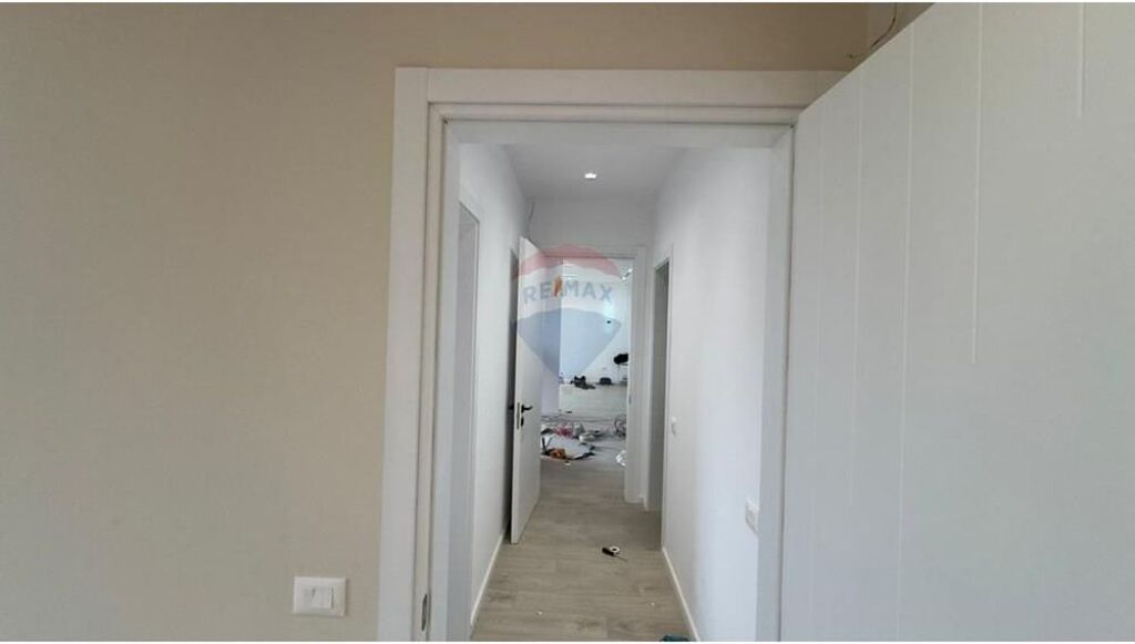 Zyrë me qira në zonën e Liqenit të Thatë.