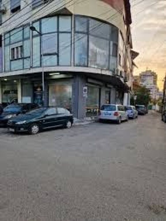 Shitet, Garsionere, Rruga "Gjon Buzuku", Tiranë.