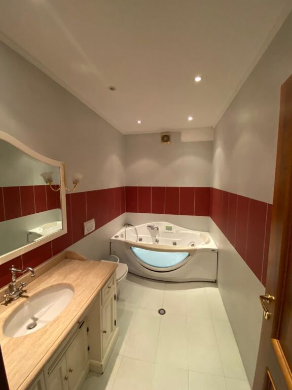 Comune di Parigi vicino al parco giochi 🚩Vendiamo super appartamento 3+1+2 bagni+ripostiglio.