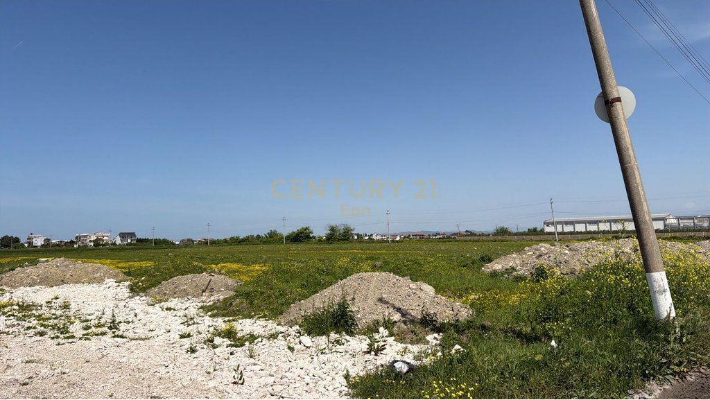 Shitet Tokë Buze Rruge në Fllakë, Durrës - MUNDESI ZGJERIMI DERI NE 18,000 M2 !
