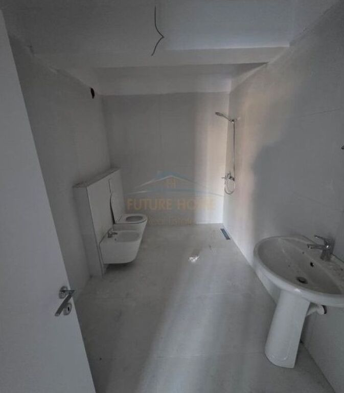 Shitet, Dublex, Kodra e Diellit Tiranë.