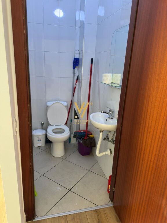 LOCALE COMMERCIALE 18 M2 A KOMUNA E PARISIT 25.000 LEKE IN AFFITTO