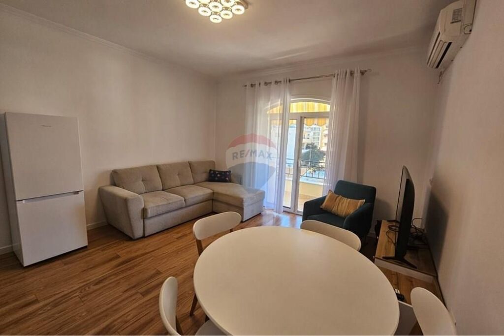 Apartament 1+1 per qira tek Rruga e Barrikadave!