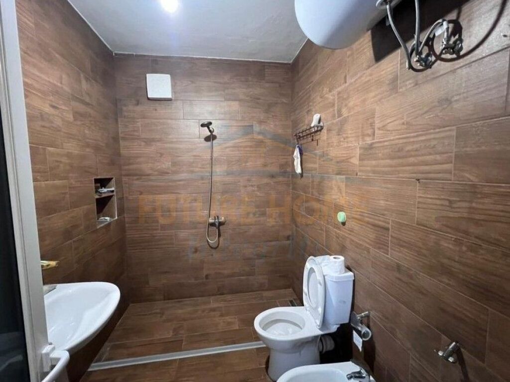 Shitet, Apartament 2+1+2, Ish Tregu Elektrik, Tiranë.