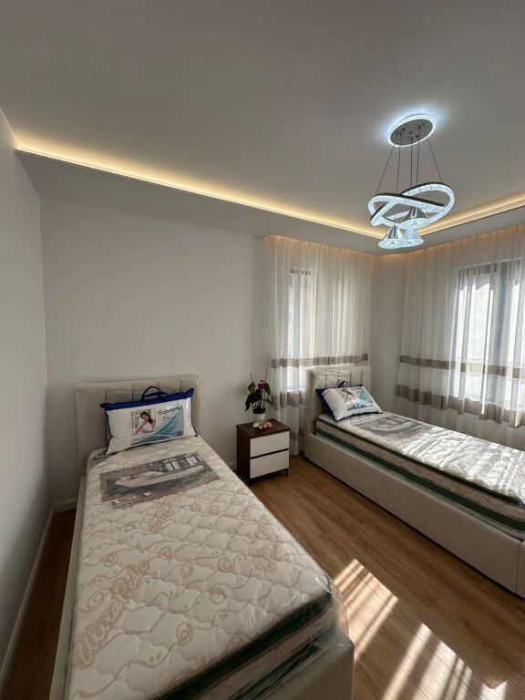 Shitet apartament 2+1 te Pallati me Shigjeta,perballe Kompleksit Delijorgji