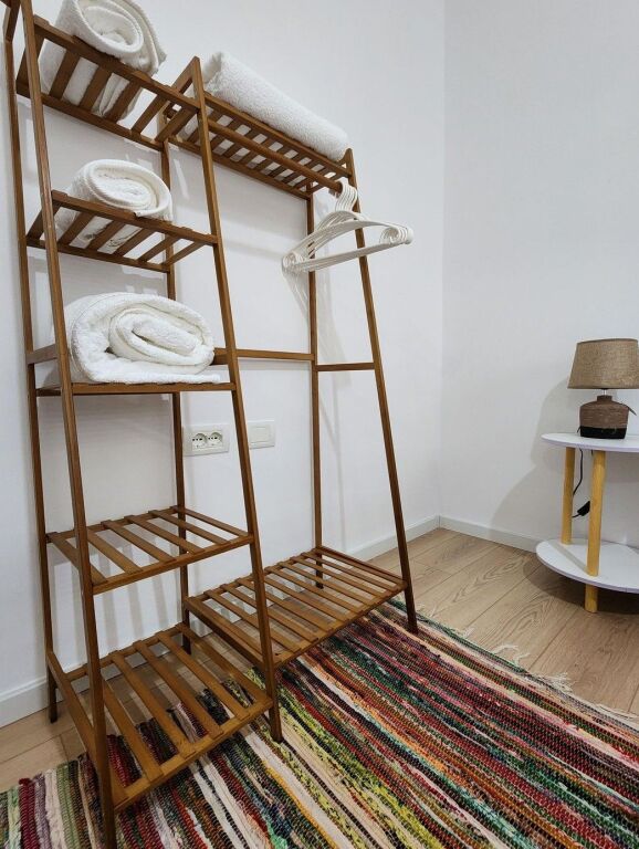 Jepet me qera apartament 2+1 tek zona e 21 Dhjetorit.