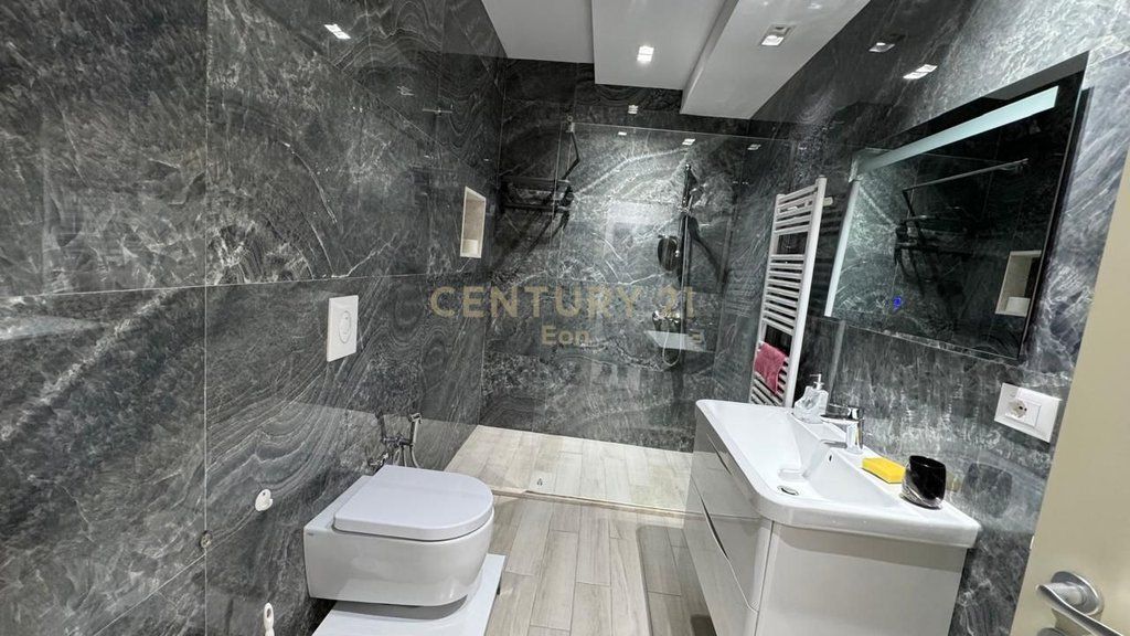 SHITET APARTAMENT 2+1+2 BALLKONE TE ISH-URT, DURRES !