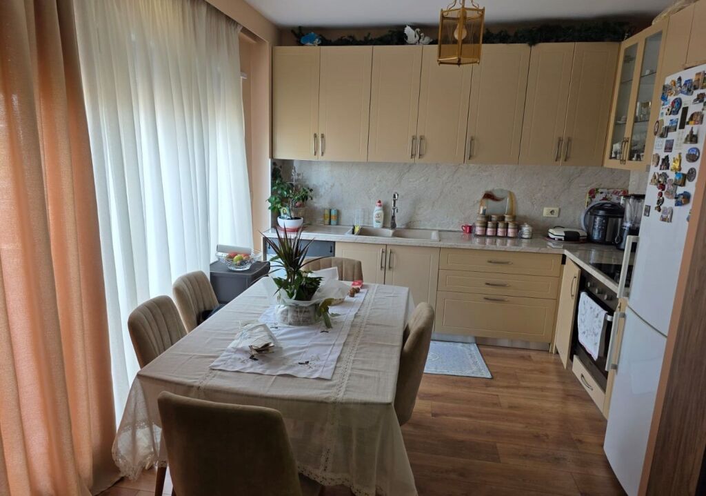 Shitet apartament tek Xhamia e Selitës