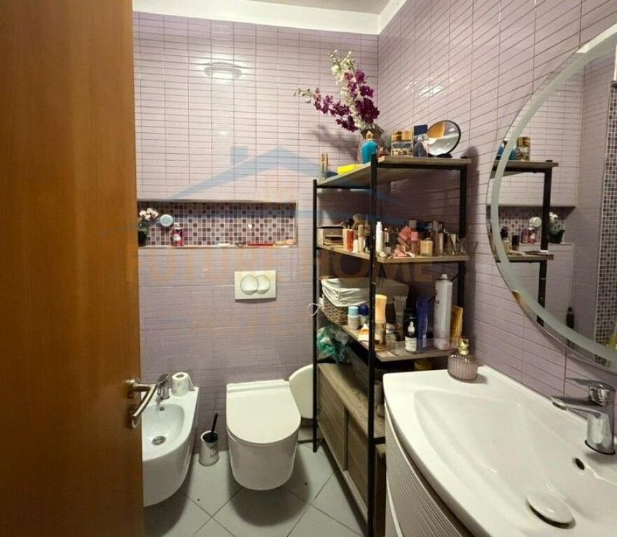 Shitet, Apartament 2+1+2+ Post Parkimi, Rruga Frosina Plaku, Tiranë