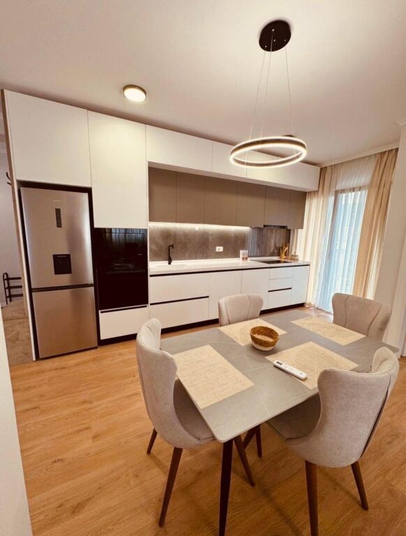 Apartament 2+1 per qira te Blloku i Ambasadave, orientimi jug-perendim