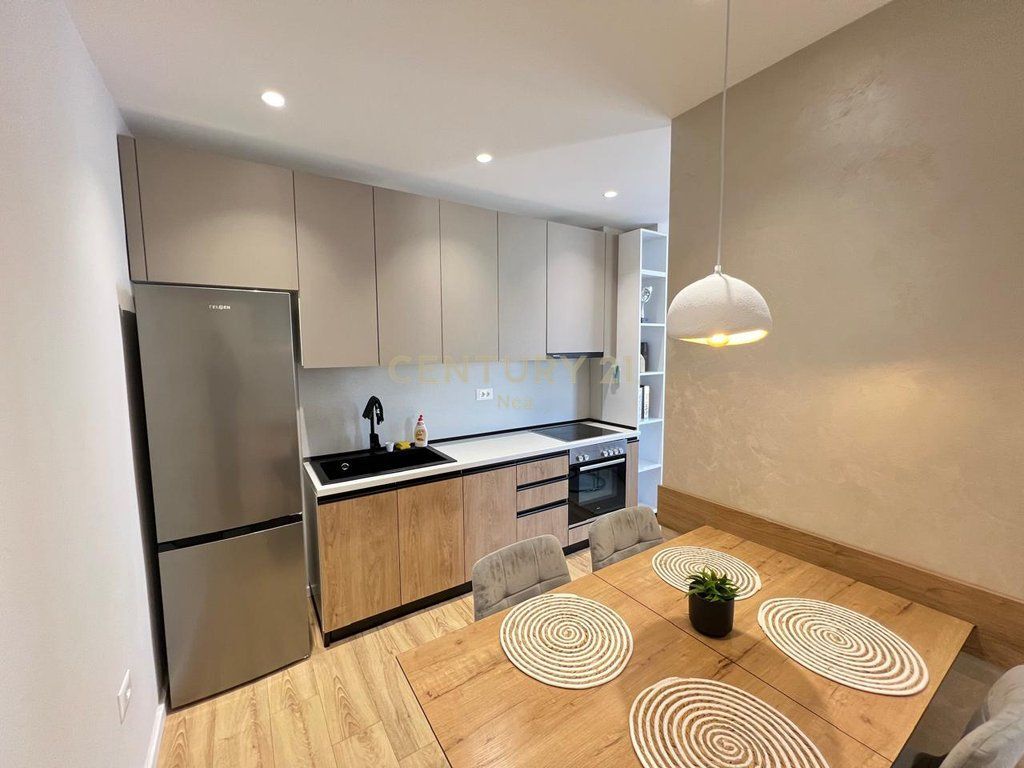 Japim me qira super apartament prane Square21 !!