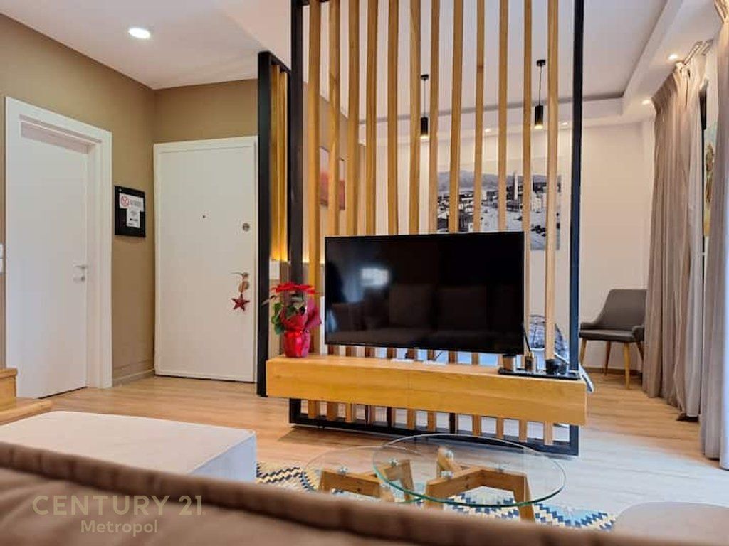 Jepet me qira studio me verandë në zonën e 21 Dhjetorit, Tiranë! 600 € /Muaj Sip. Totale  51m2