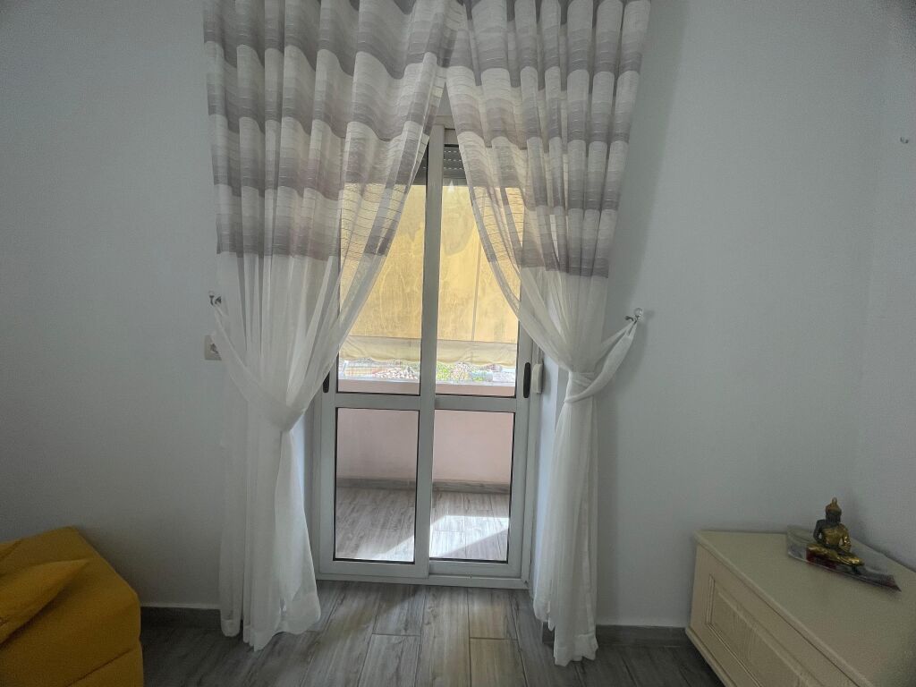 Shitet Apartament 1+1+ kuzhine e vecuar + 2 ballkone