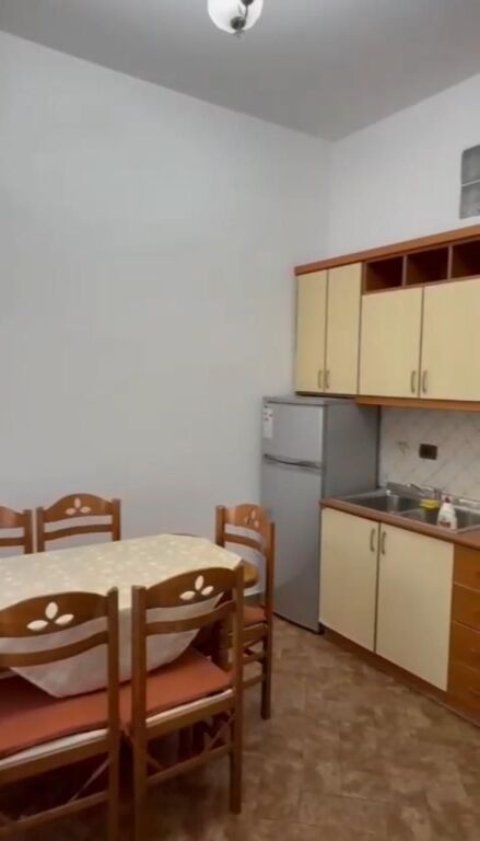 Jepet me qera Apartamenti 1+1 Bulevardi Bajram Curri ,pallatet Agimi ( kafe Roma) Bllok 600 euro