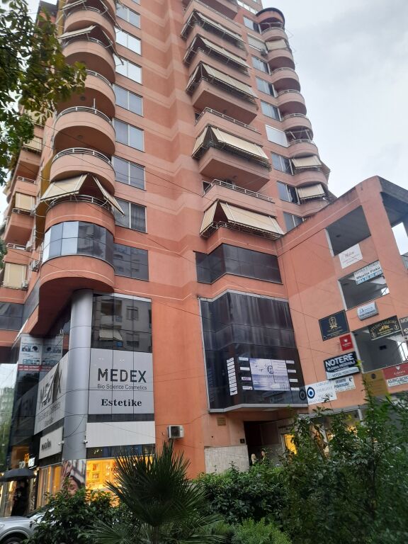 Jepet me qera  zyre prane Drejtorise policies Tirane 10 metra 22000 lek