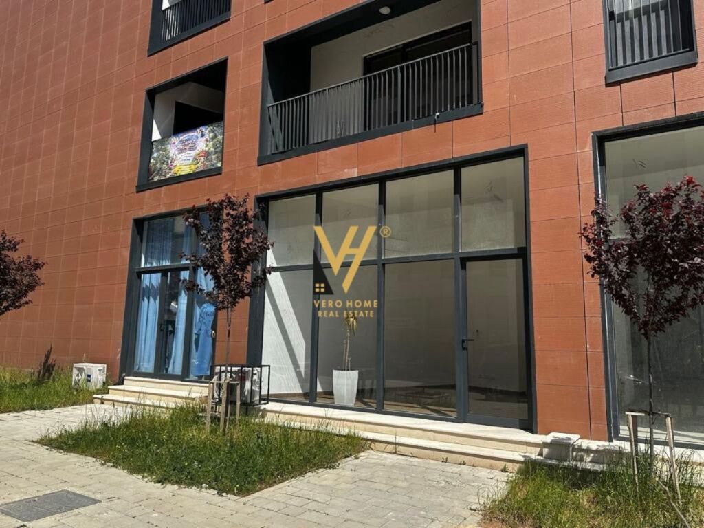 JEPET ZYRE 25 M2 ME QERA TE BULEVARDI I RI 32.000 LEKE