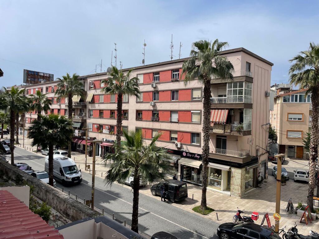 Shitet Apartament 1+1+ kuzhine e vecuar + 2 ballkone