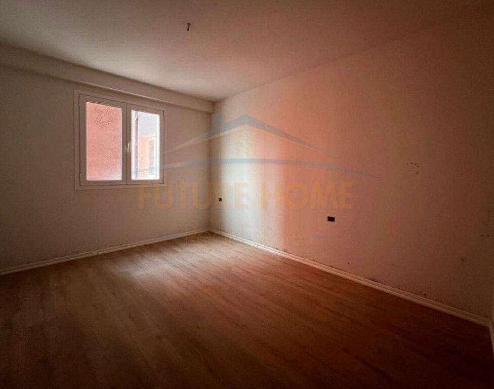 Shitet Apartament 1+1, Yzberisht