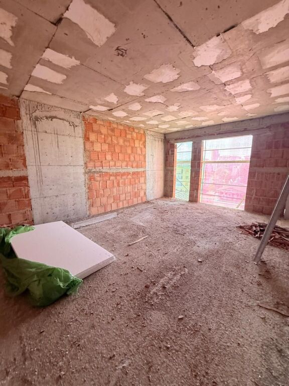 Apartamenti 2+1 per shitje prane Shkolles Kuqe dhe Gjimnazit Partizani