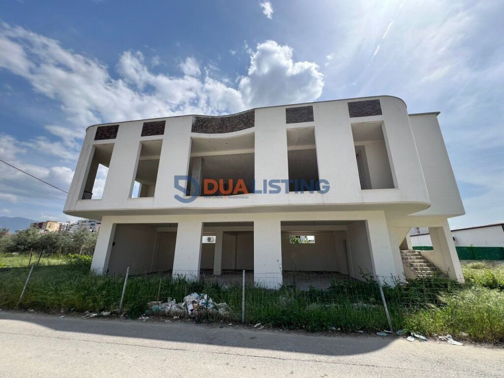 🏢 Jepet me qera godinë 2-katëshe në Kamëz.