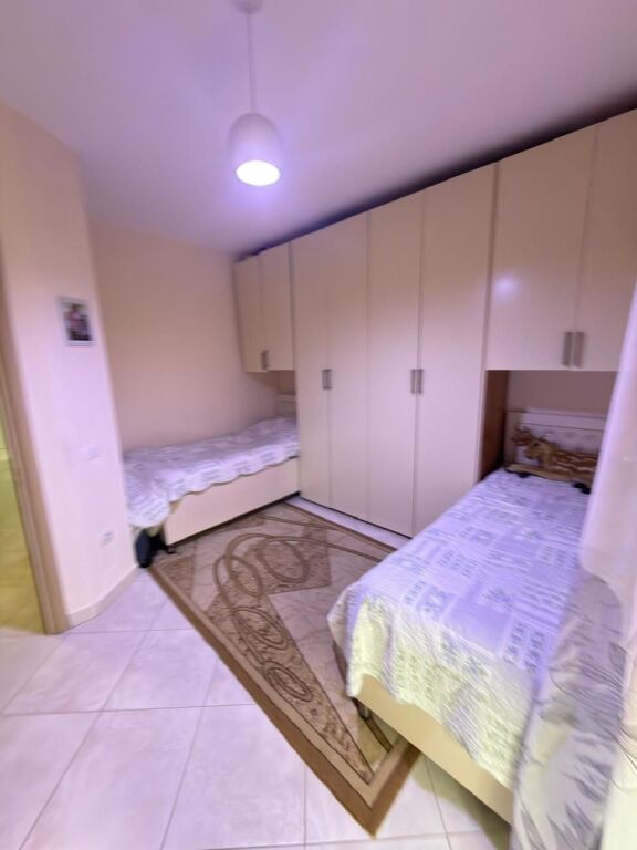 Apartament 2+1 + Parkim per shitje tek Liqeni i Thate