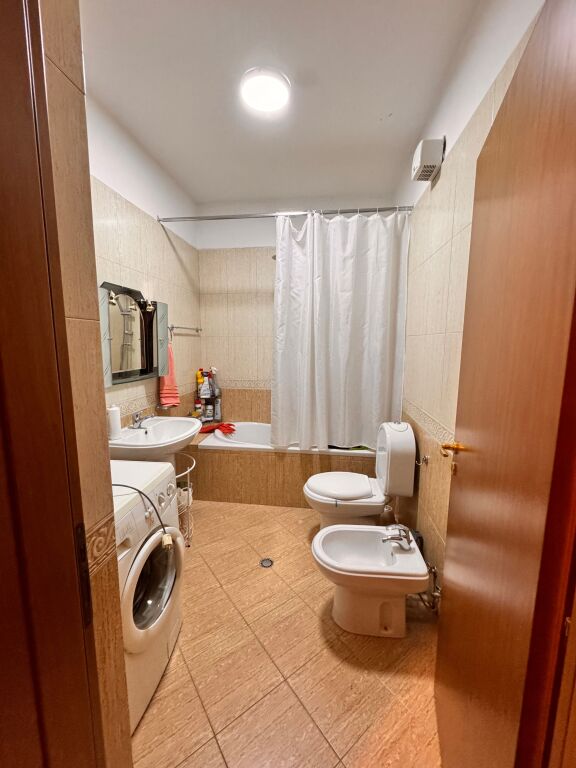 Bllok - Shitet 3+1 + Verandë