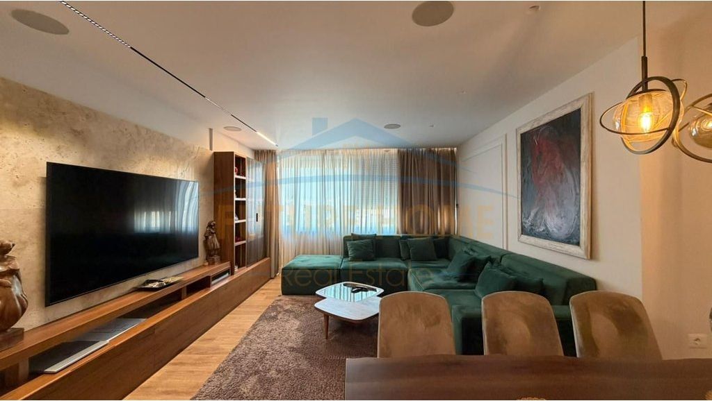 Appartamento 3+1+2+2 posti auto in vendita Via Elbasan