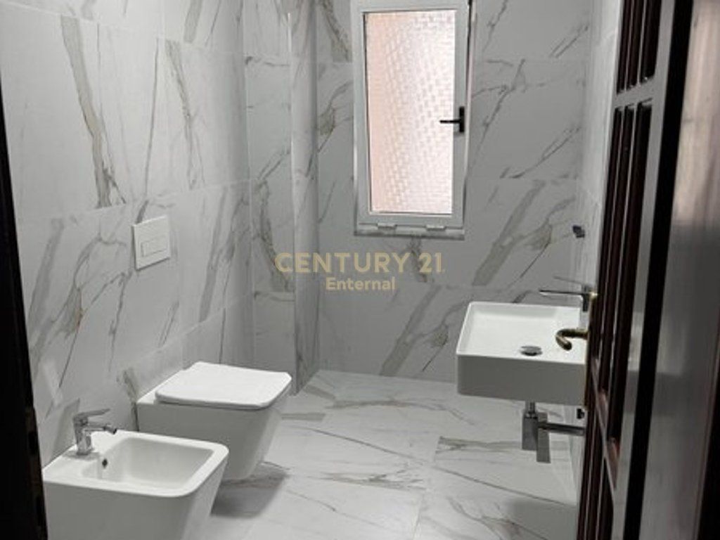 ZYRA PER QIRA TEK SHESHI WILLSON