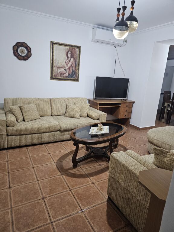 Jepet me qera 2+1 500 mij lek ish stacioni fundit i tiranes re