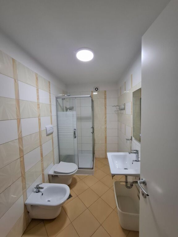 Jepet me Qera Apartament 2+1 Tek Shkembi i kavajes